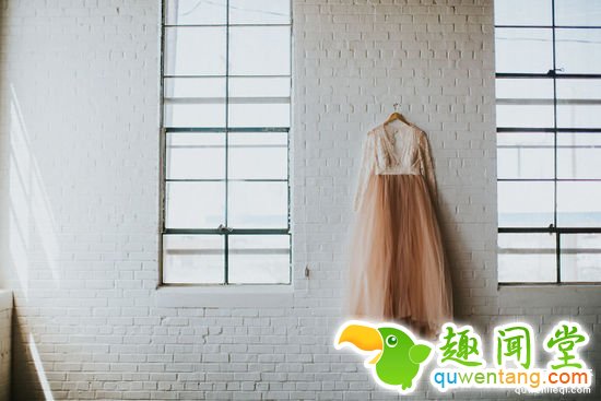 瘫痪新娘婚礼现场突然站起与新郎共舞,惊呆众人