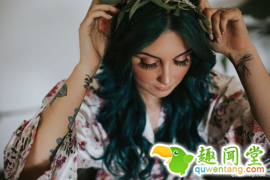 瘫痪新娘婚礼现场突然站起与新郎共舞,惊呆众人