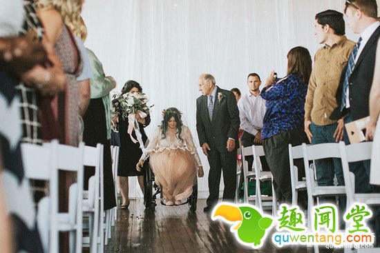 瘫痪新娘婚礼现场突然站起与新郎共舞，惊呆众人