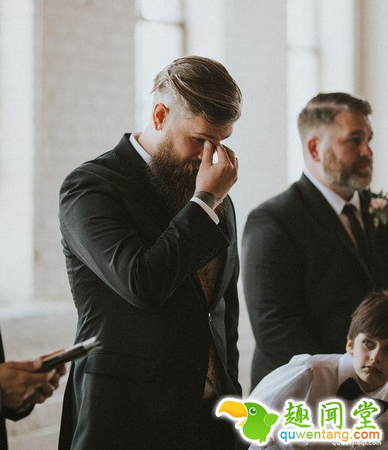 瘫痪新娘婚礼现场突然站起与新郎共舞,惊呆众人