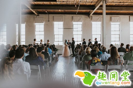 瘫痪新娘婚礼现场突然站起与新郎共舞,惊呆众人
