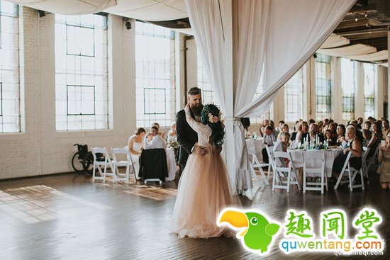 瘫痪新娘婚礼现场突然站起与新郎共舞,惊呆众人