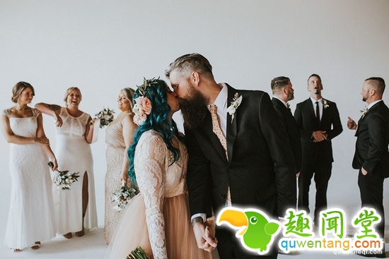 瘫痪新娘婚礼现场突然站起与新郎共舞,惊呆众人