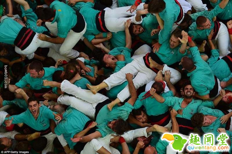 这就是西班牙两年一度的「最猛人体叠罗汉比赛」，当看到最高的队伍你肯定会觉得这个民族真的太狂了！