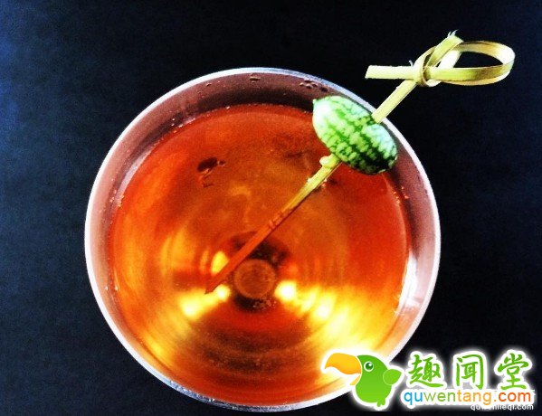 这就是跟葡萄大小差不多的「拇指西瓜」,但切开来「看到裡面」你才会知道真的对它误会太深了!
