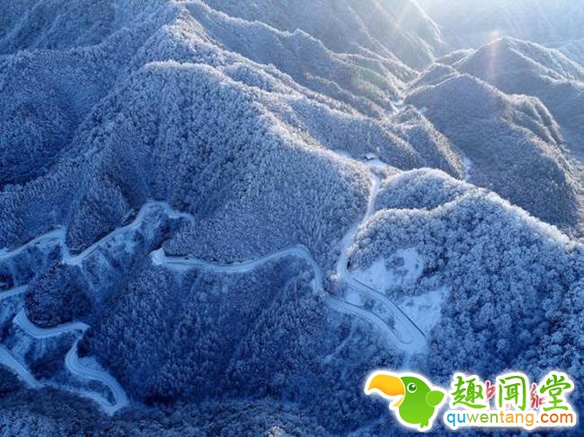 阳光下的光雾山雪景。肖洪波 摄