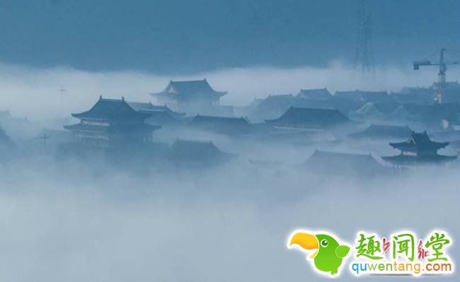 1月9日早晨，湖南桂阳文化园古郡城出现壮观的“平流雾”美景，古式建筑被氤氲的雾气环绕，若隐若现宛如仙境。通讯员 欧阳常海 摄