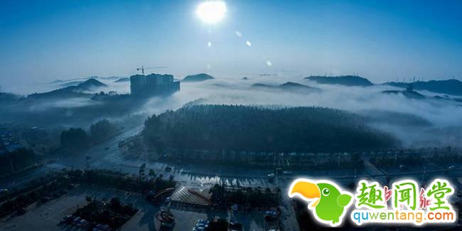 据气象专家介绍，平流雾是暖湿空气冷却形成的云雾，持续时间较长，范围较大。通讯员 欧阳常海 摄
