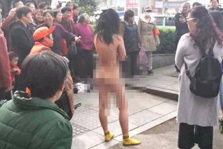 辣眼睛!女贼失手被过路男子抓住 为逃跑