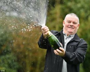 55岁失业大叔分手1月后中8千万大奖 前女友