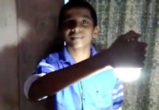 超能力？印度一男孩身体触碰灯泡能将其点