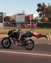 开挂!阿根廷男子平趴摩托车高速飙车